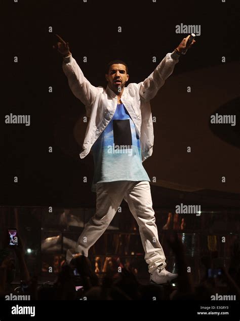 Drake performing live in concert in Orlando Featuring: Drake Where ...