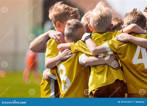 Futebol Team Huddle Do Futebol Das Crian As As Crian As Jogam O Jogo