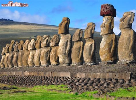 I Moai Dell Isola Di Pasqua Rapa Nui Cile Queste Enormi