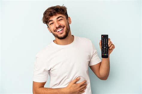 Hombre Joven De Raza Mixta Sosteniendo Un Controlador De Tv Aislado