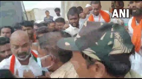 Bjp Telangana President Bandi Sanjay Kumar Detained By Telangana Police