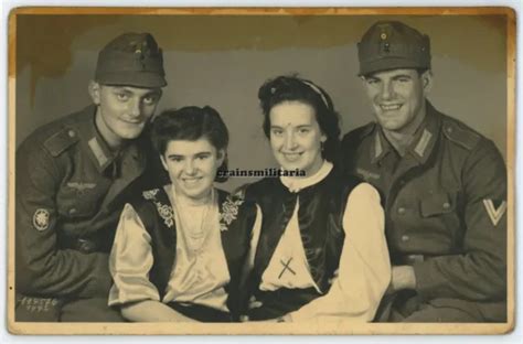 ORIG FOTO AK Portrait Gebirgsjäger mit Frauen in ALTSTÄDTEN b