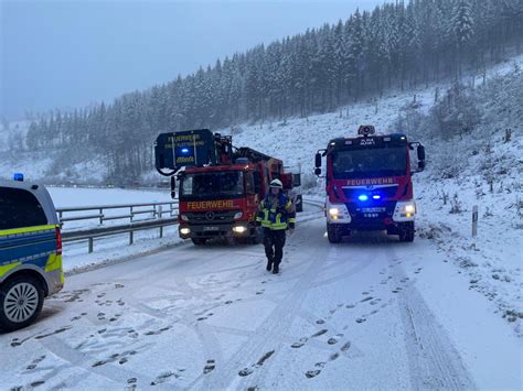 Vollsperrung Schwerer Glätte Unfall auf der L697