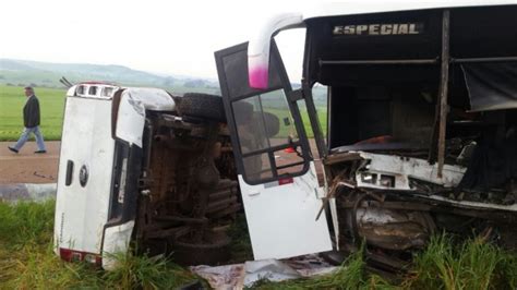 Acidente entre ônibus e caminhonete na VRS 817 mata uma pessoa