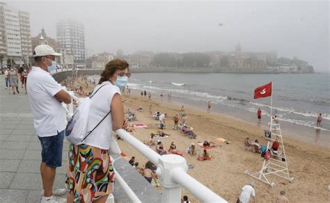 La Niebla Obliga A Izar La Bandera Roja En La Playa De San Lorenzo De