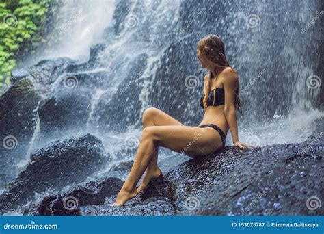 Viajero De La Mujer En Un Fondo De La Cascada Concepto Del Turismo Ecol