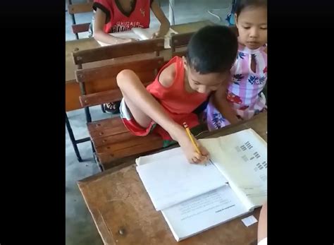 Niño Sin Brazos Que Va A La Escuela Se Hace Viral El Siglo De Torreón