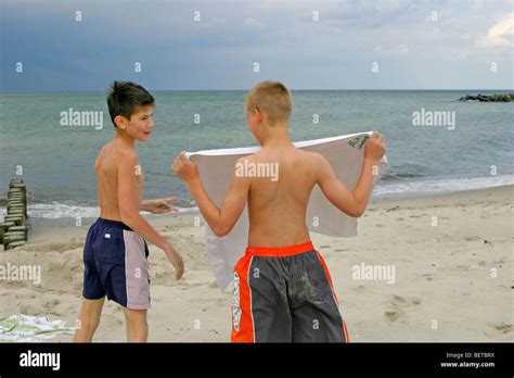 Dos Chicos En La Playa De Kuehlungsborn Mecklenburg West Pomerania Alemania Fotografía De