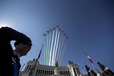 Giugno Le Frecce Tricolori Sorvolano I Fori