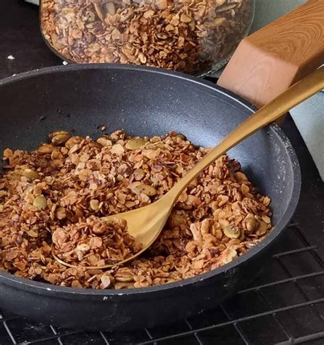 Hacer granola casera de avena y semillas en sartén Oh Blog