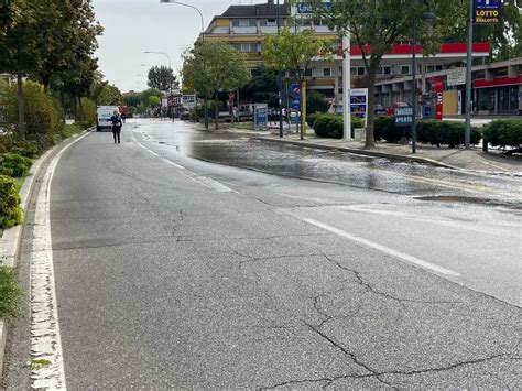 Viale Bornata Allagato Per Lo Scoppio Di Una Tubatura Giornale Di Brescia