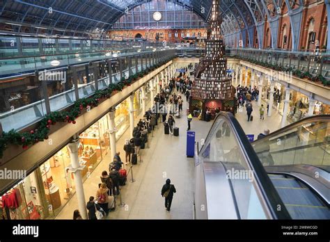 Passagiere Am Bahnhof St Pancras International London Da Das