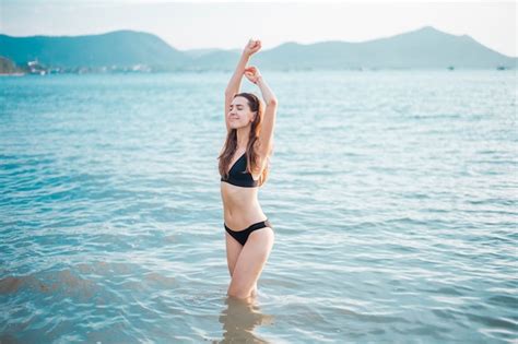 Hermosa Mujer En Bikini Negro Est Disfrutando Con Agua De Mar En La