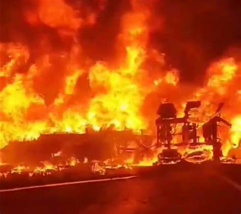 ABI Colisión entre una cisterna y un camión en la carretera