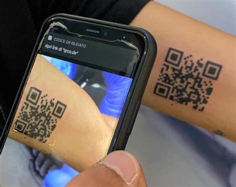 Green Pass Si Tatua Il Qr Code Sul Braccio Il Tatuatore Ricordo Di