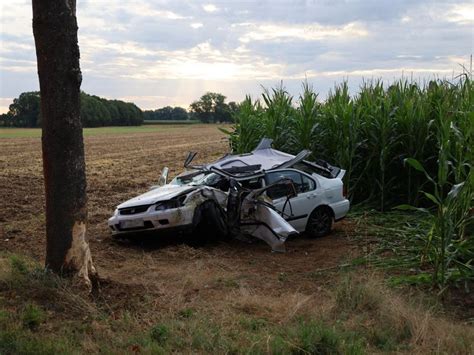 Unfall Bei Peine Auto Prallt Gegen Baum Frau Schwerst Verletzt