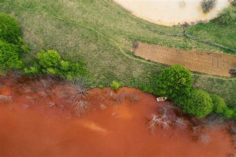 Corriente Contaminada T Xica Del Agua En Geamana Rumania Imagen De