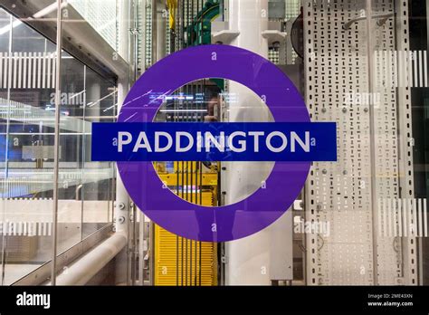 El Icónico Logotipo Del Metro De Londres En Púrpura En La Estación De Paddington En La Línea