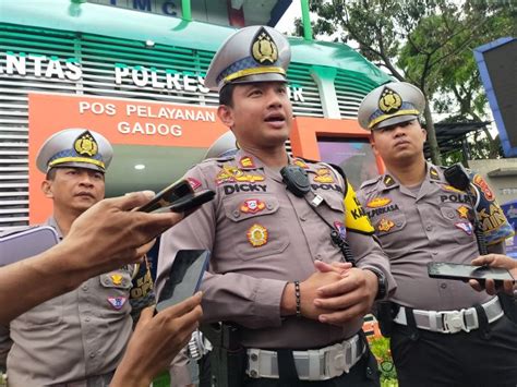 Volume Kendaraan Di Jalur Puncak Meningkat Polisi Berlakukan Oneway