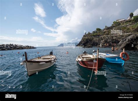 Fischerboote Im Hafen Von Manarola Eines Der D Rfer Der Cinque Terre