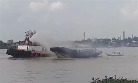 Kapal Jukung Bermuatan 40 Ton Beras Terbakar Di Sungai Musi Palembang