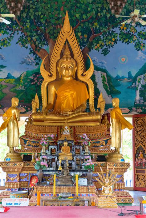 Statua Dorata Di Seduta Del Buddha In Un Tempio Immagine Stock