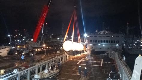 Navio da Marinha transporta tanques de oxigênio para atender emergência