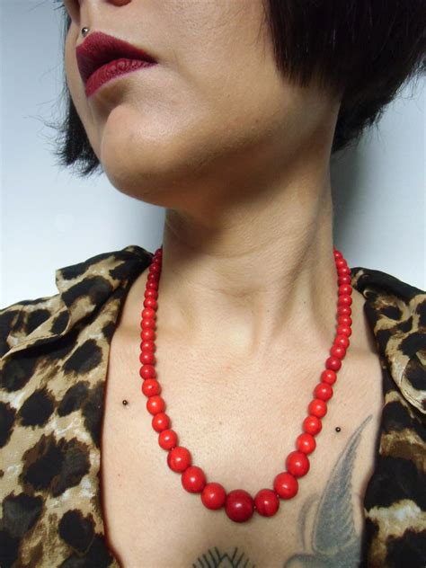 Collier rétro vintage pin up perles rouges en pierre