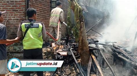 Dipicu Bara Api Tungku Separuh Bangunan Rumah Wanto Terbakar Rata