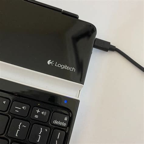 Logitech Ipad 2 3 4 Keyboard Slim, Mobile Phones & Gadgets, Mobile & Gadget Accessories, Cases ...