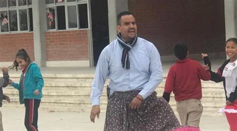 Este Maestro Se Vuelve Viral Por Bailar Con Falda En Su Clase