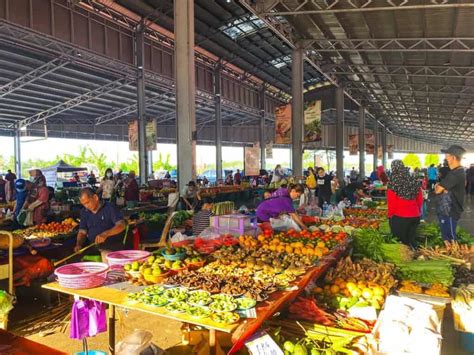 Satok Market Kuching — What To See And Do As A Muslim Solo Traveler