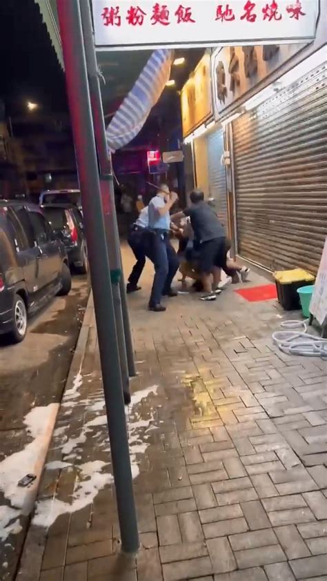 網片瘋傳｜警上水合力制服激動黑衫男 揮警棍狂扑下身撳地壓制 香港及世界新聞討論 香港討論區 Hk 香討