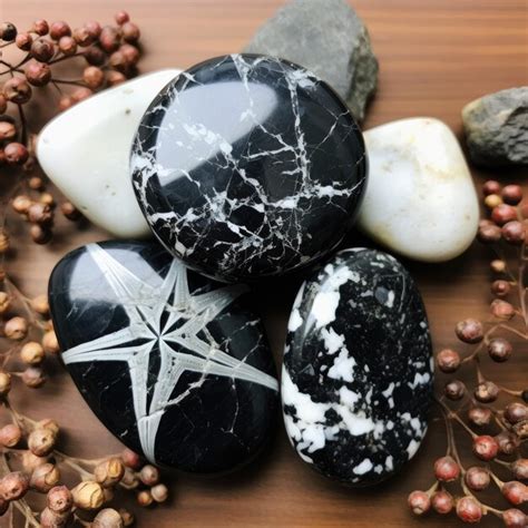 Premium AI Image Snowflake Obsidian Tumbled Stone