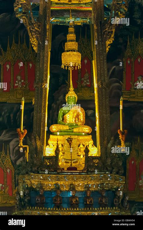 Emerald Buddha At Grand Palace Bangkok Thailand Stock Photo Alamy