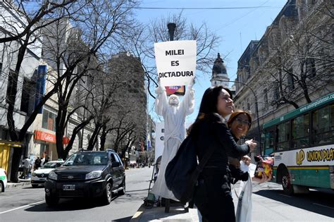 La estatua viviente de La Plata reapareció con mensajes contra Javier Milei