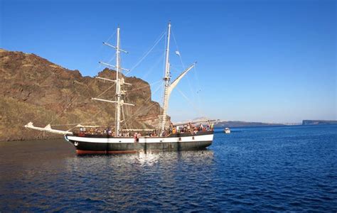 7 Best Santorini Boat Tours - Updated for 2021