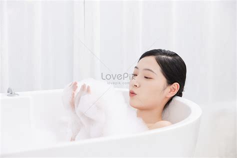 Young Female Lying In The Bathtub Wash Bubble Bath Picture And Hd