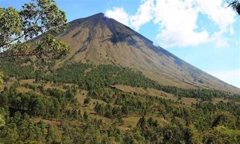 Gunung Inerie Nikmati Keindahan Panorama Piramida Alami Di Indonesia