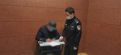 闸机不开门男子喊民警帮忙，因一个动作被发现“身份不简单” 曾某 张斌 滥伐林木