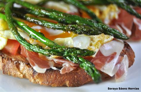 GÂTEAUX EN ESPAGNE Tartine salée aux asperges oeufs jambon