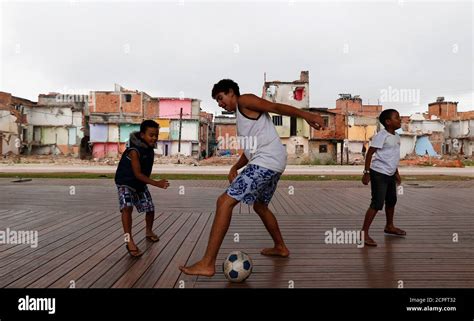 Favela Kinder Spielen Stockfotos Und Bilder Kaufen Alamy