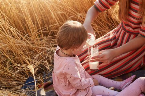 Openluchtbeeld Van Jonge Eerlijke Haired Moederzitting Met Haar Weinig