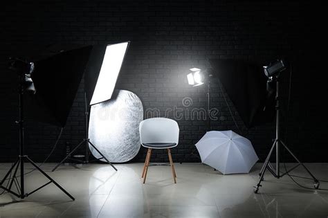 Estudio Moderno De La Foto Con El Equipo De Iluminaci N Profesional