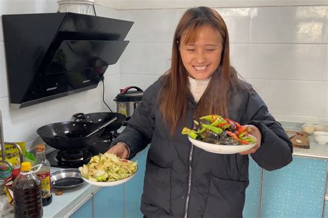 农村媳妇做午饭，青红辣椒配上皮蛋炒一盘，感觉比凉拌的还好吃凤凰网视频凤凰网