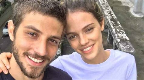 Chay Suede E Laura Mostram Seu Rec M Nascido A Tia De Anos