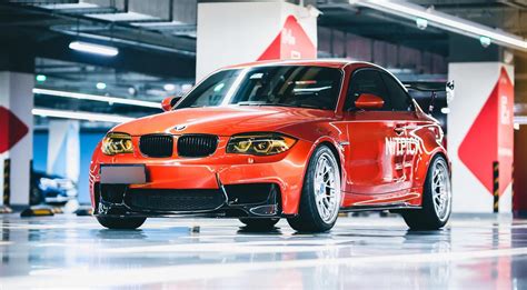 Coureur orange BMW 1er M Coupé E82 avec modifications de réglage