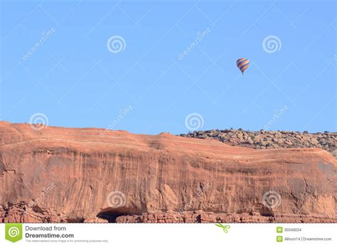 Ballon Do Ar Quente Acima Do Mesa Do Arenito Foto De Stock Imagem De