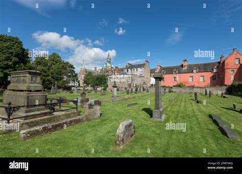 graveyard and abbey of dunfermline Stock Photo - Alamy