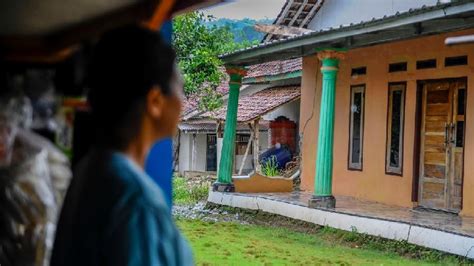 29 Rumah Rusak Akibat Pergerakan Tanah Di Lebak Foto Tempo Co